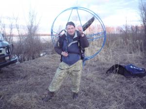 Лебедев готовится к полету в открытый космос...