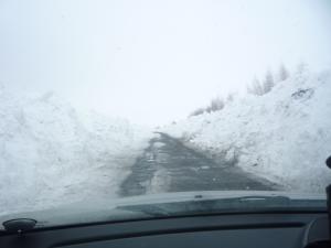 Снега выше 3-х метров. Дорога пробита через этот перемет.
