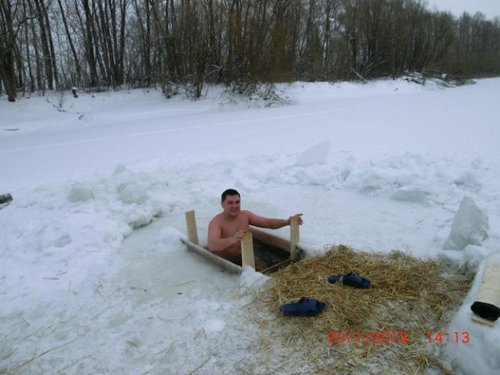 после баньки можно и в прорубь.jpg
